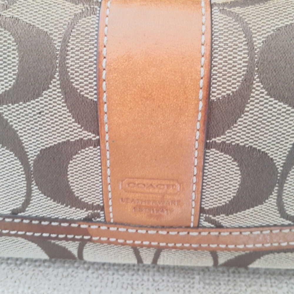 Coach Wallet In Signature C - Picture 3 of 9